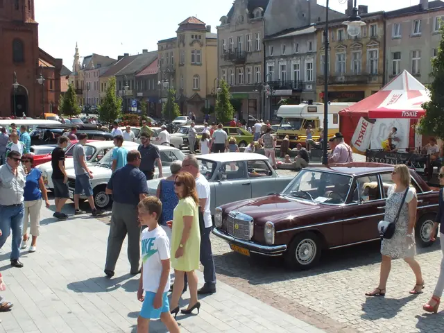 „Zabytkowe pojazdy” królowały na wąbrzeskim rynku — zdjęcie 2