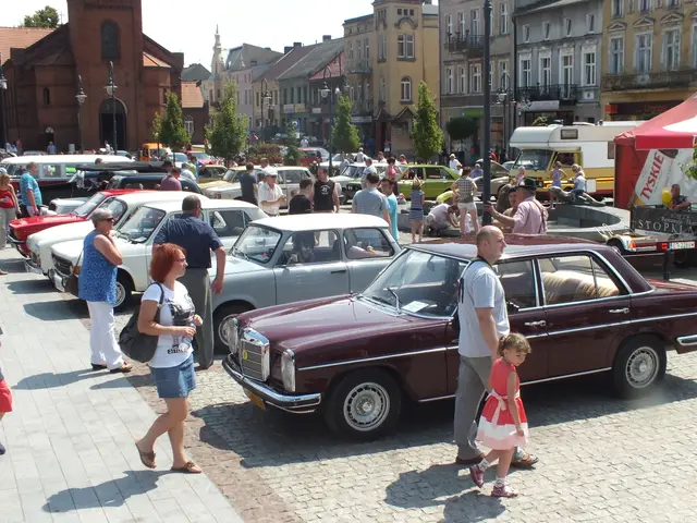 „Zabytkowe pojazdy” królowały na wąbrzeskim rynku — zdjęcie 3