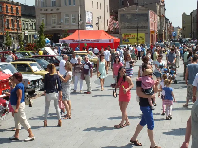 „Zabytkowe pojazdy” królowały na wąbrzeskim rynku — zdjęcie 4