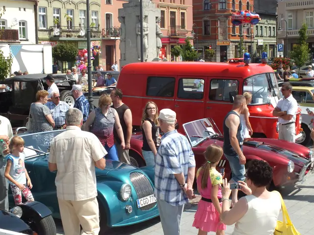 „Zabytkowe pojazdy” królowały na wąbrzeskim rynku — zdjęcie 6