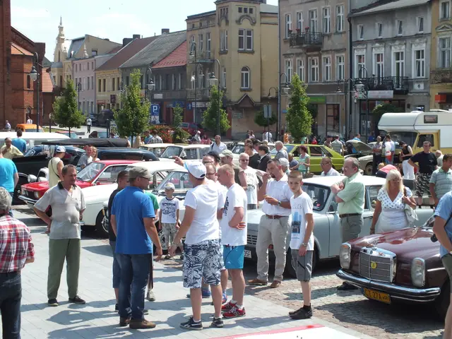„Zabytkowe pojazdy” królowały na wąbrzeskim rynku — zdjęcie 10