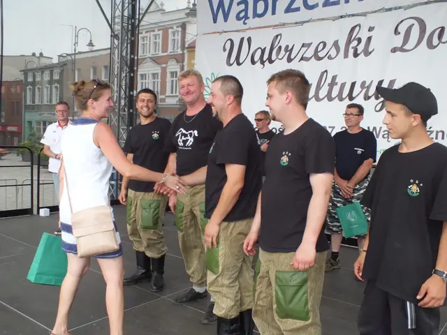 „Zabytkowe pojazdy” królowały na wąbrzeskim rynku — zdjęcie 15