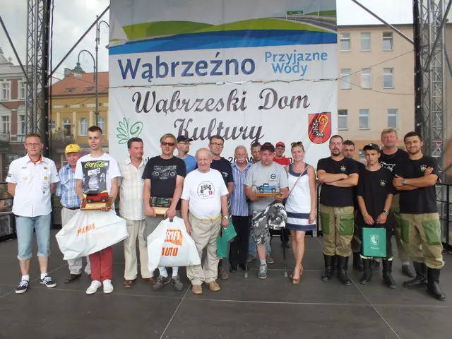 „Zabytkowe pojazdy” królowały na wąbrzeskim rynku — zdjęcie 16