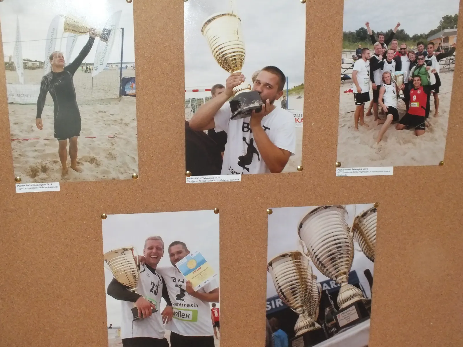 Wystawa ,,Gram w ręczną na plaży”