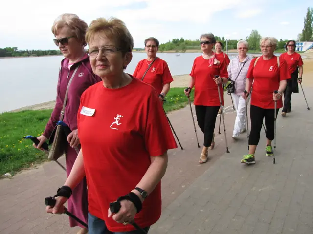 Marsz Nordic Walking Studentów UTW — zdjęcie 3