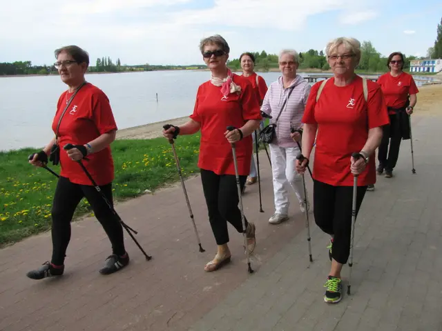 Marsz Nordic Walking Studentów UTW — zdjęcie 4