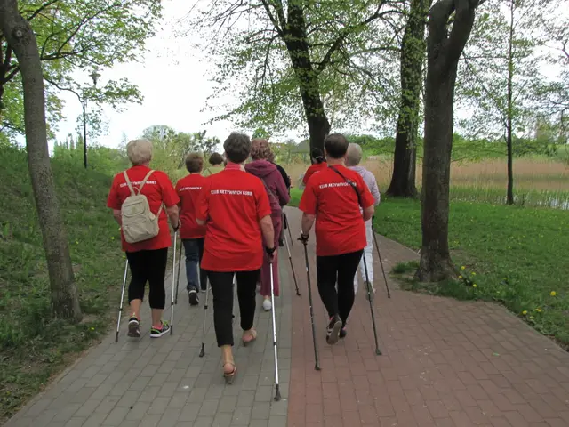 Marsz Nordic Walking Studentów UTW — zdjęcie 5