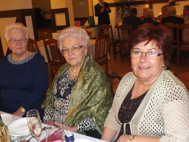 Zabawa Andrzejkowa w Klubie Seniora — zdjęcie 2