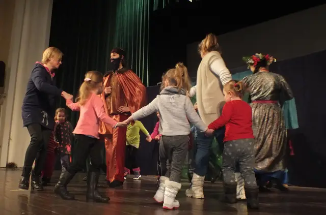 Aktorzy Teatru Art-Re na wąbrzeskiej scenie — zdjęcie 5