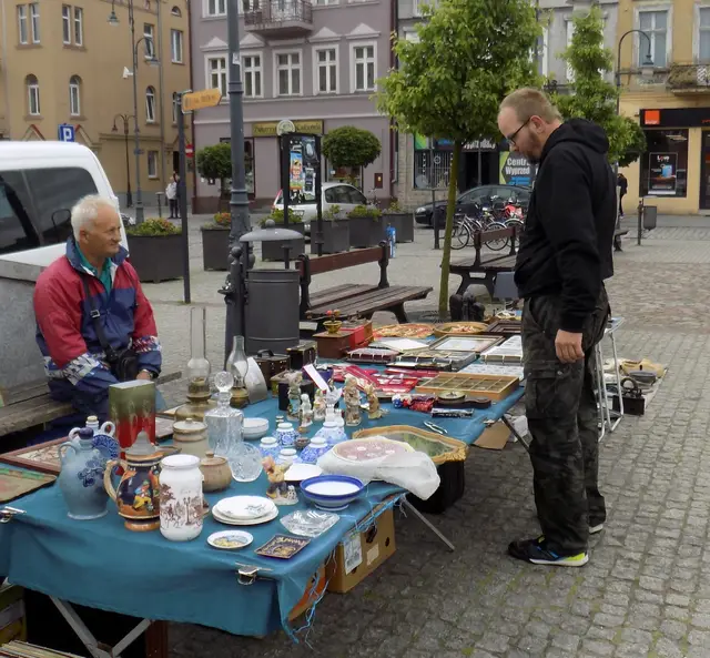 Pchli targ na wąbrzeskim rynku — zdjęcie 1