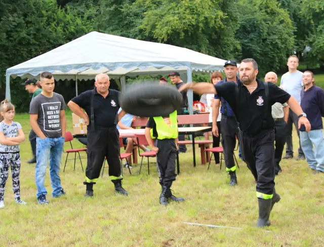„Pchli targ” z motozabytkami w  tle … — zdjęcie 18