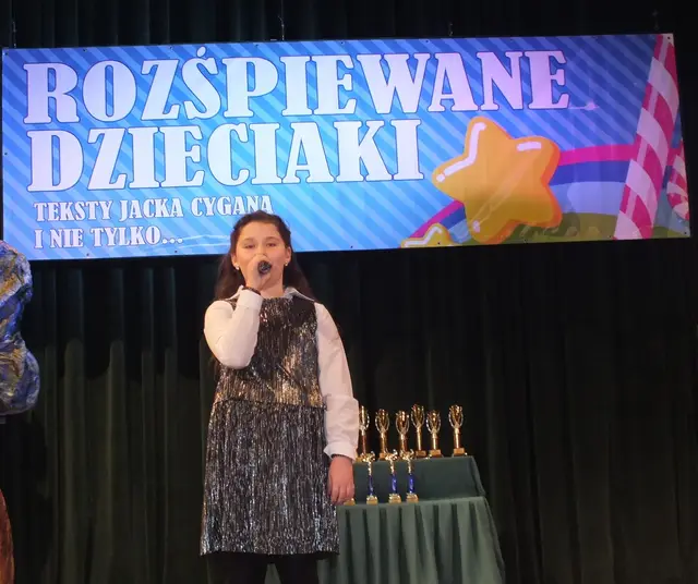 „Rozśpiewane dzieciaki” na wąbrzeskiej scenie — zdjęcie 16