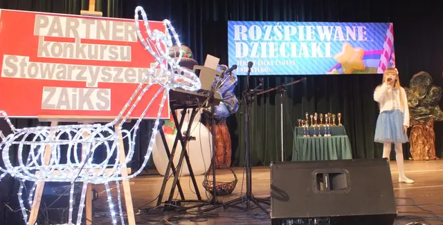 „Rozśpiewane dzieciaki” na wąbrzeskiej scenie — zdjęcie 17