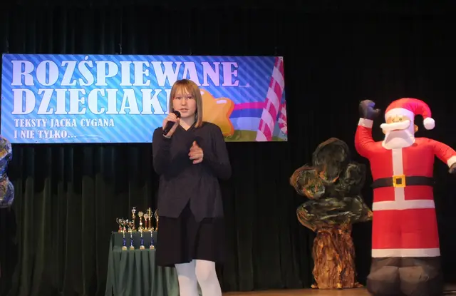 „Rozśpiewane dzieciaki” na wąbrzeskiej scenie — zdjęcie 24