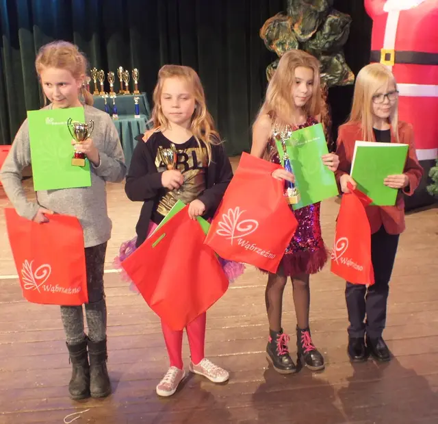 „Rozśpiewane dzieciaki” na wąbrzeskiej scenie — zdjęcie 34