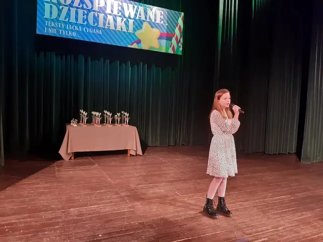 Rozśpiewane dzieciaki na scenie WDK — zdjęcie 2