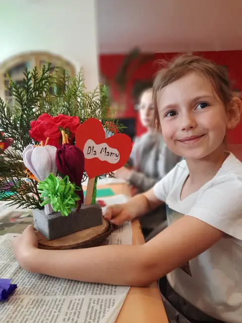 Warsztaty plastyczne „Dziękuję Ci mamo” za nami — zdjęcie 17