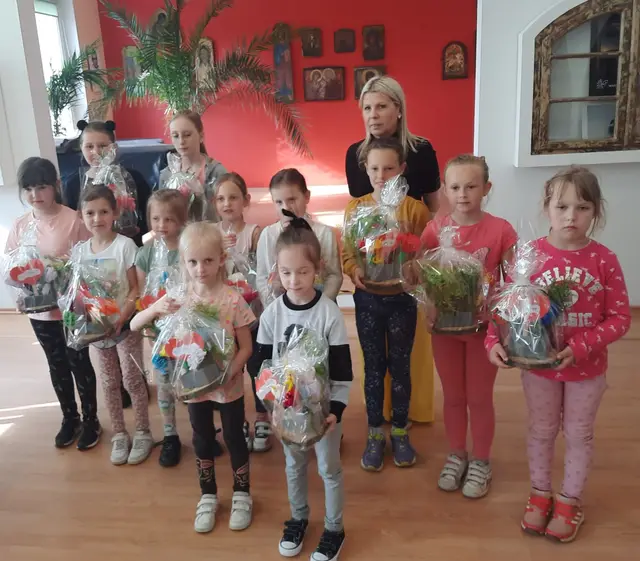 Warsztaty plastyczne „Dziękuję Ci mamo” za nami — zdjęcie 23