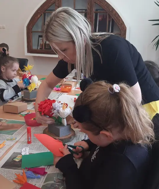 Warsztaty plastyczne „Dziękuję Ci mamo” za nami — zdjęcie 42