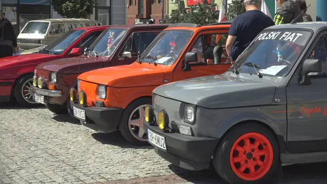 Zabytkowe pojazdy na wąbrzeskim rynku — zdjęcie 5
