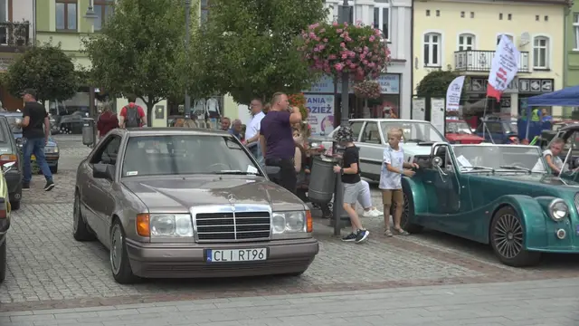 Zabytkowe pojazdy na wąbrzeskim rynku — zdjęcie 10