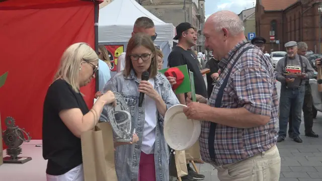 Zabytkowe pojazdy na wąbrzeskim rynku — zdjęcie 12
