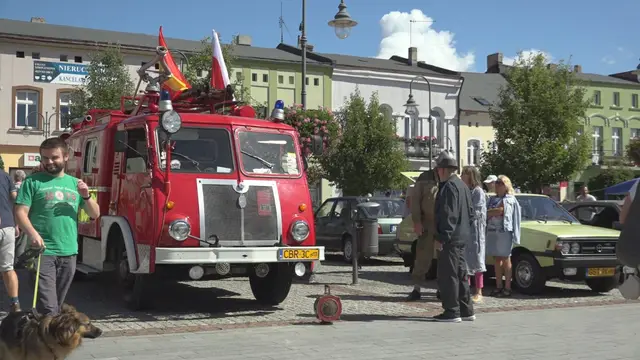 Zabytkowe pojazdy na wąbrzeskim rynku — zdjęcie 3