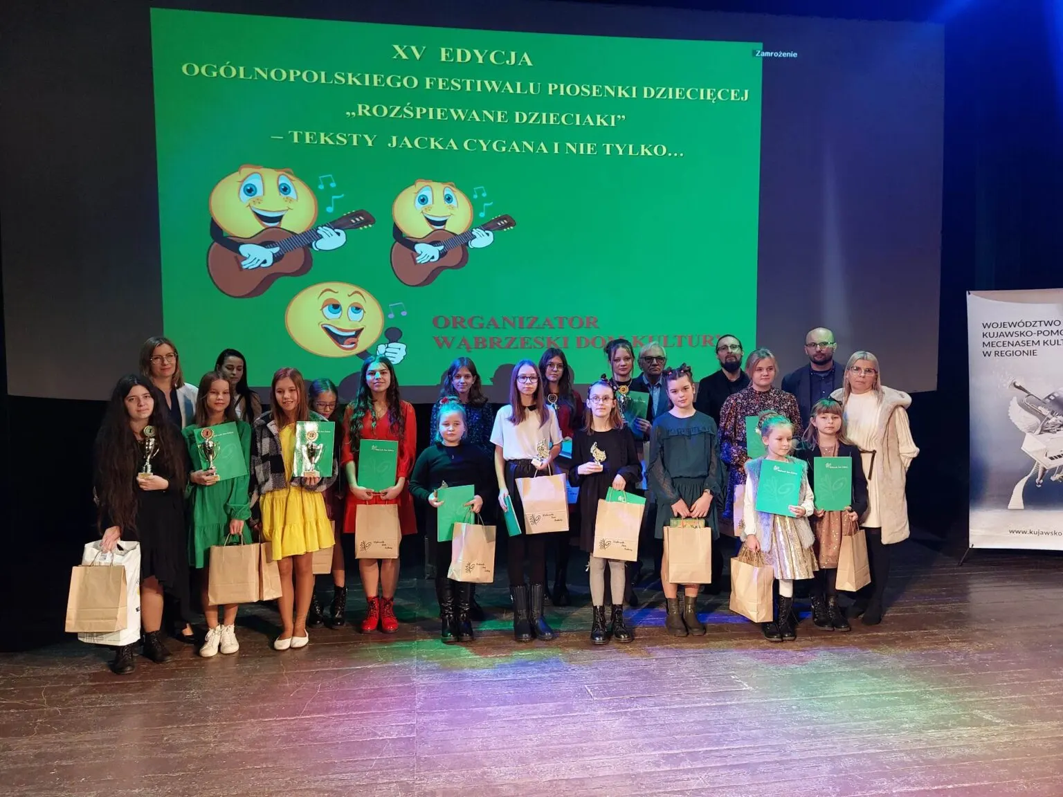 Rozśpiewane dzieciaki na scenie WDK