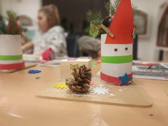 Świąteczne warsztaty plastyczne w WDK — zdjęcie 11