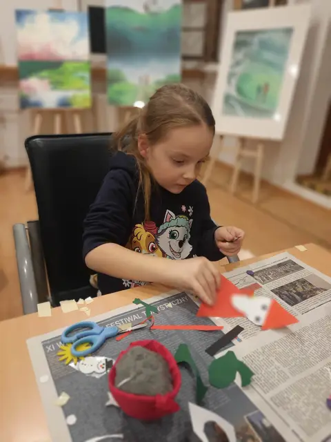 Świąteczne warsztaty plastyczne w WDK — zdjęcie 12