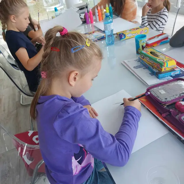 Dzieci na plenerze malarskim — zdjęcie 27