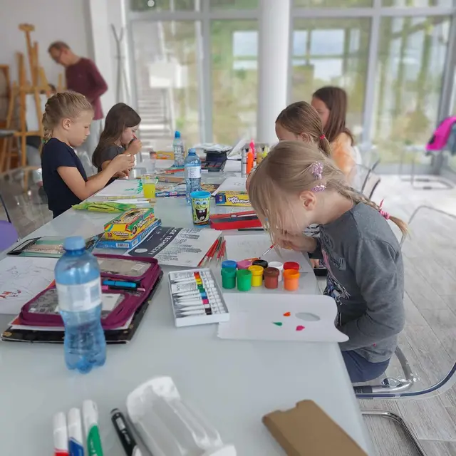 Dzieci na plenerze malarskim — zdjęcie 31