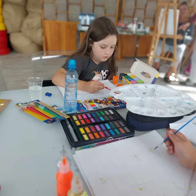 Dzieci na plenerze malarskim — zdjęcie 32