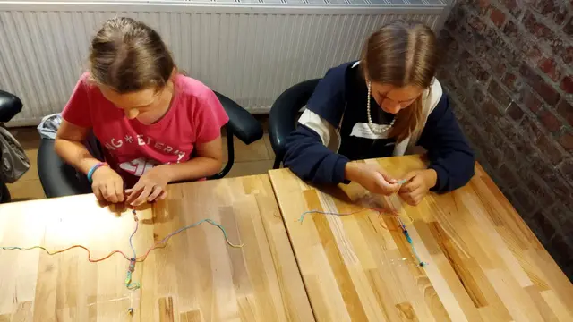 ZAJĘCIA Z ANIMATOREM – MAKRAMA W BIŻUTERII DLA DZIECI — zdjęcie 5