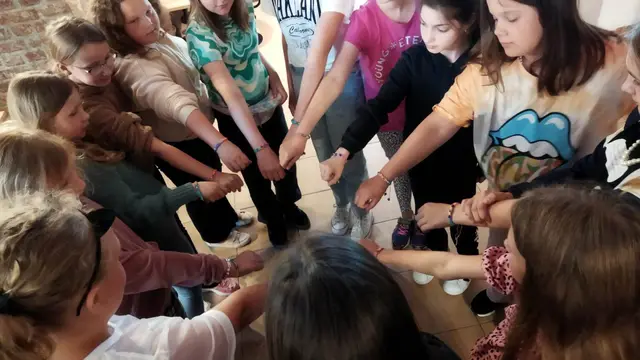 ZAJĘCIA Z ANIMATOREM – MAKRAMA W BIŻUTERII DLA DZIECI — zdjęcie 9