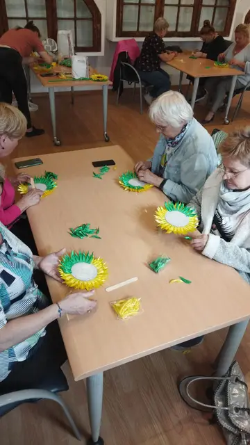 ZAJĘCIA Z ANIMATOREM – SŁONECZNIKI Z WSTĄŻKI — zdjęcie 1