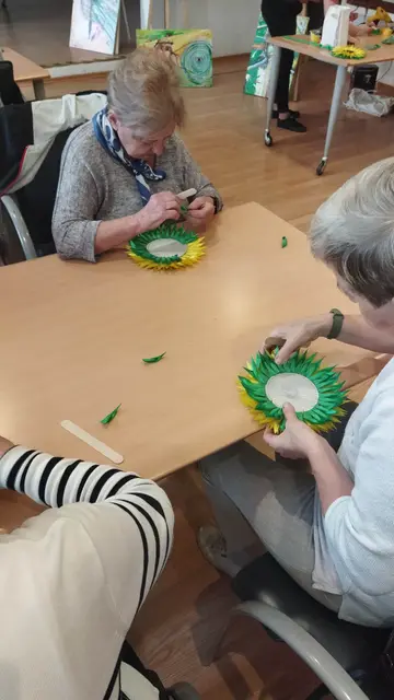ZAJĘCIA Z ANIMATOREM – SŁONECZNIKI Z WSTĄŻKI — zdjęcie 4