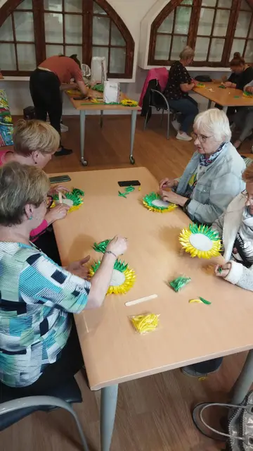 ZAJĘCIA Z ANIMATOREM – SŁONECZNIKI Z WSTĄŻKI — zdjęcie 5