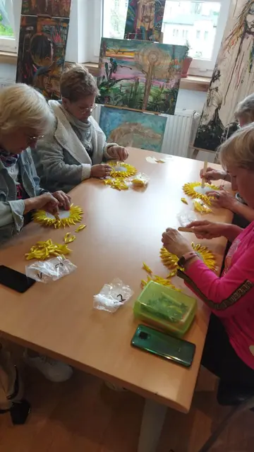 ZAJĘCIA Z ANIMATOREM – SŁONECZNIKI Z WSTĄŻKI — zdjęcie 7