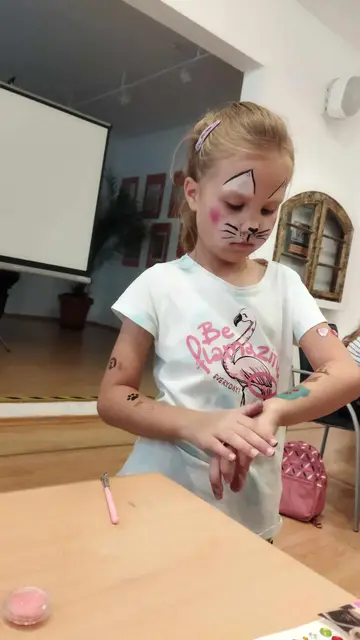 ZAJĘCIA Z ANIMATOREM – MALOWANIE TWARZY & TATUAŻE BROKATOWE — zdjęcie 11