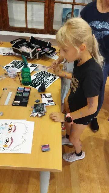 ZAJĘCIA Z ANIMATOREM – MALOWANIE TWARZY & TATUAŻE BROKATOWE — zdjęcie 14