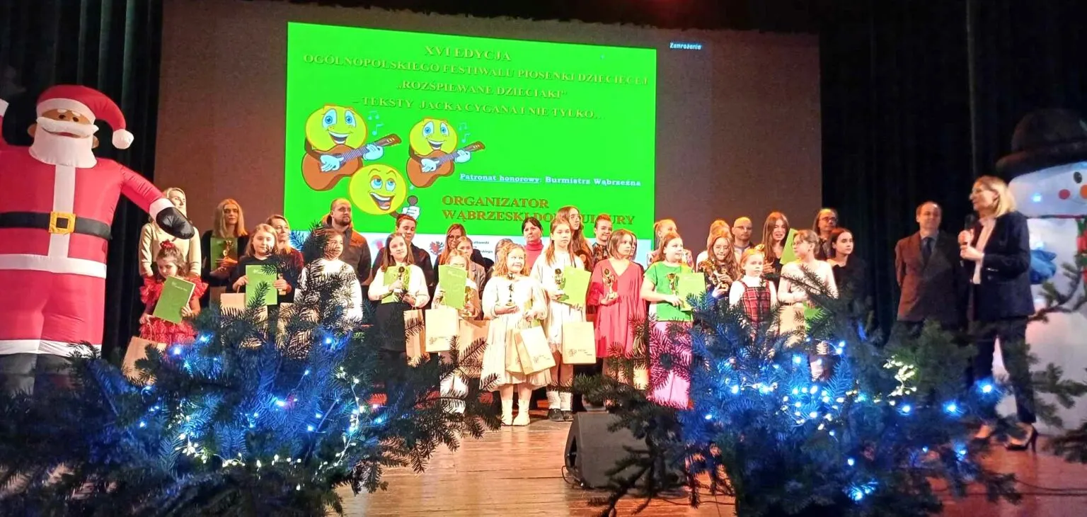 Rozśpiewane dzieciaki na scenie WDK