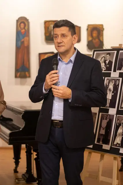 Wystawa starej fotografii ślubnej „Ona i On” w WDK — zdjęcie 4
