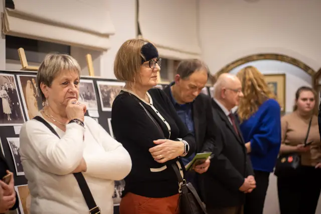 Wystawa starej fotografii ślubnej „Ona i On” w WDK — zdjęcie 17