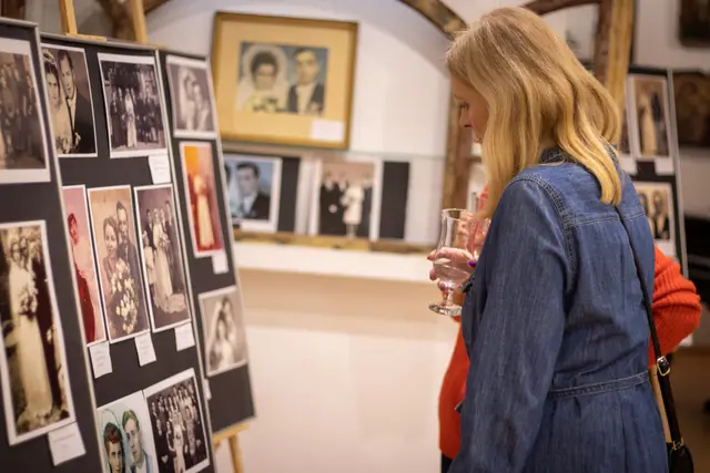 Wystawa starej fotografii ślubnej „Ona i On” w WDK — zdjęcie 28