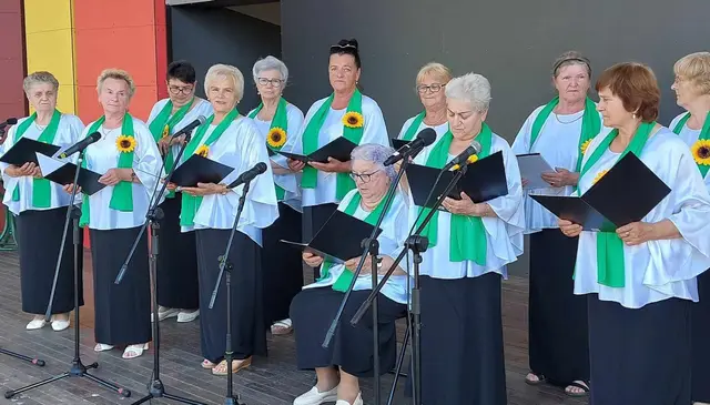 Seniorzy nad wąbrzeskim jeziorem — zdjęcie 11