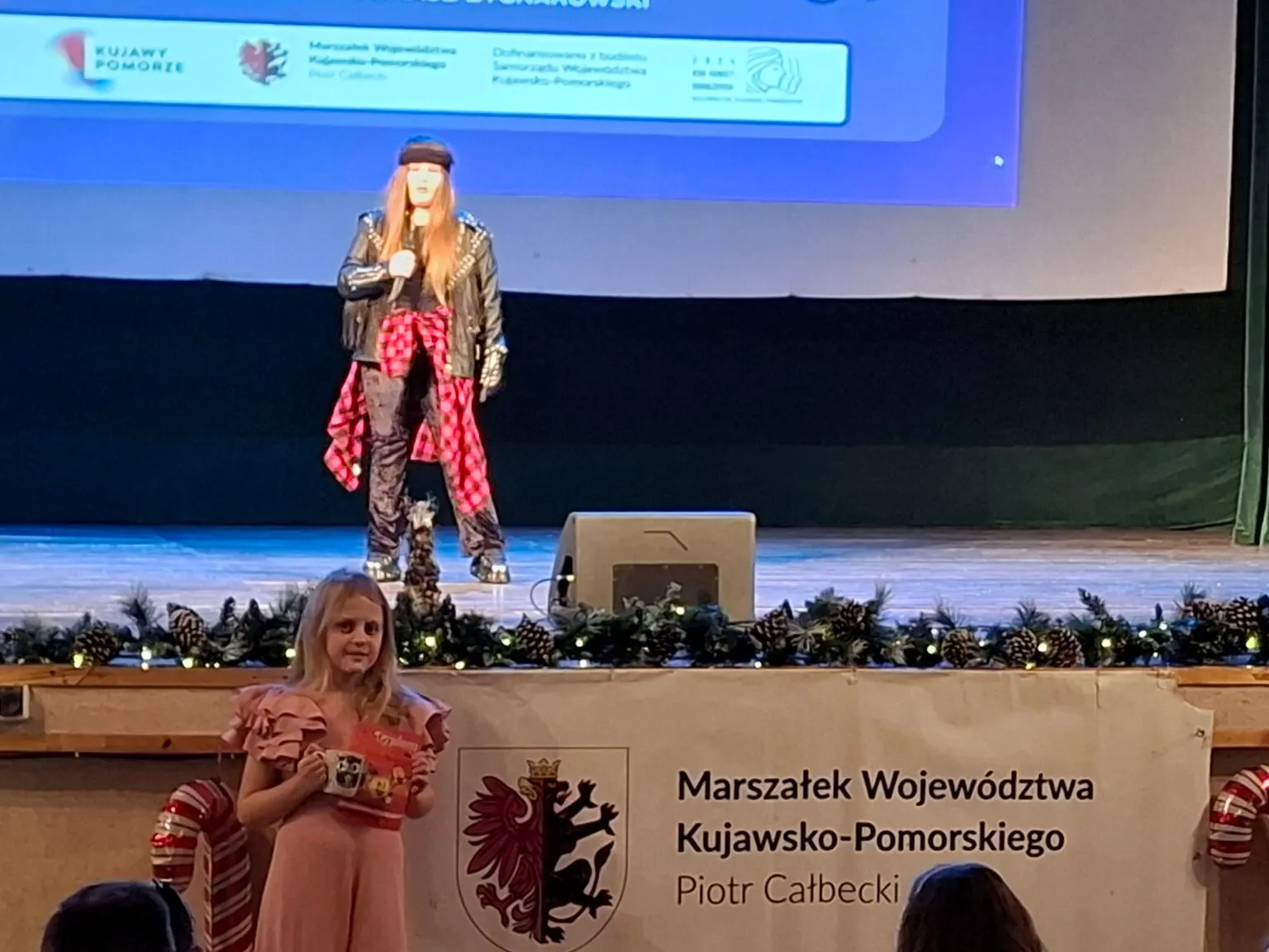 Rozśpiewane dzieciaki na scenie WDK