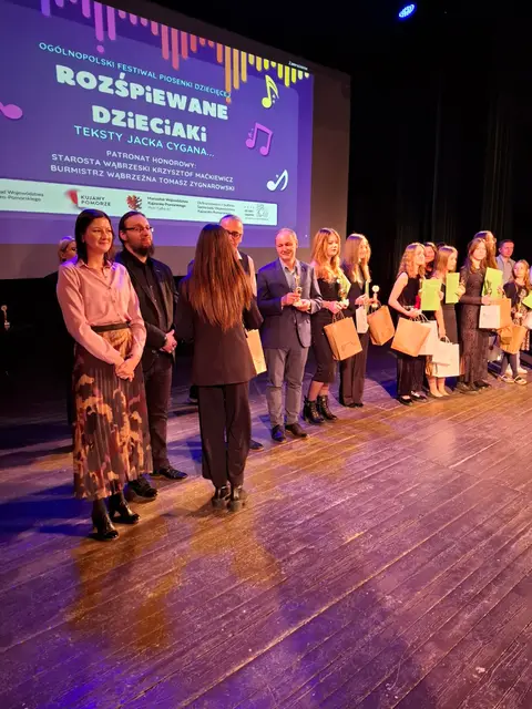 Rozśpiewane dzieciaki na scenie WDK — zdjęcie 38