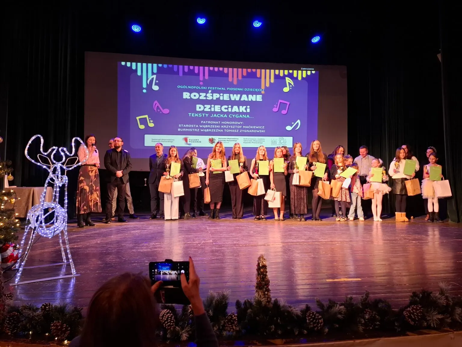 Rozśpiewane dzieciaki na scenie WDK