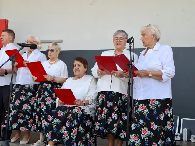 Wąbrzeska Biesiada Seniorów za nami – święto radości, śpiewu i integracji! — zdjęcie 12